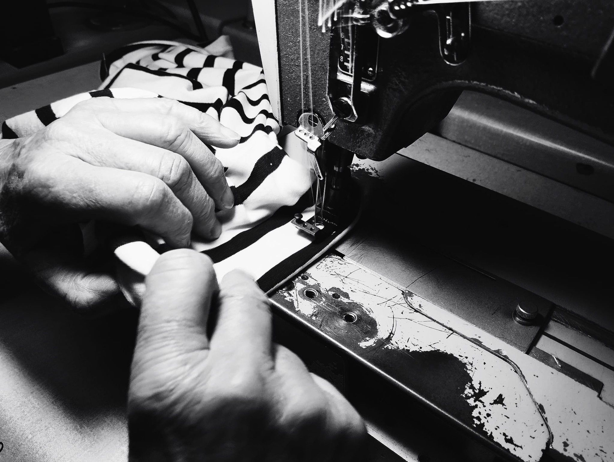 Máquina de coser dobladillos