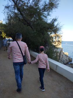 T-shirt de matelot manches longues rouge sur beige pour garçon ou fille
