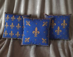Housse de Coussin Fleur de Lys - Élégance Médiévale pour Canapés et Fauteuils
